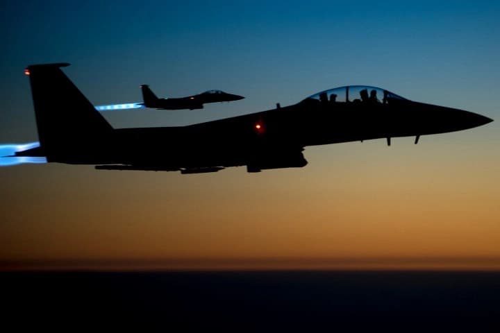 Couple of US F-15E Strike Eagle flies over northern Iraq. Photo: AP 