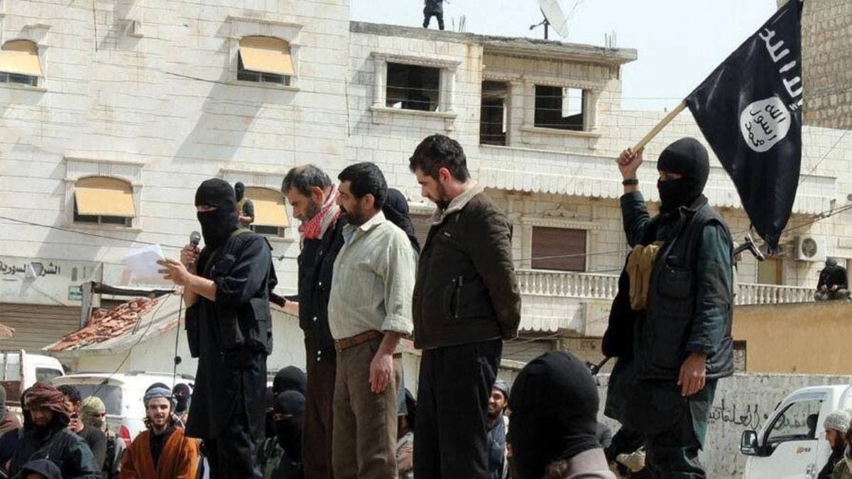 A public trail hold by ISIS Sharia court for three Iraqi journalists in Mosul. Photo:ISIS media.