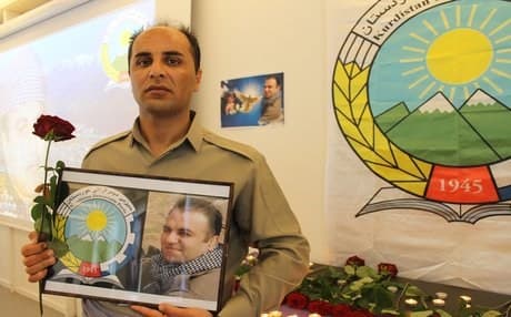 Esmail Arvand holds a picture of his dead brother. Photo: Deniz Serinci.
