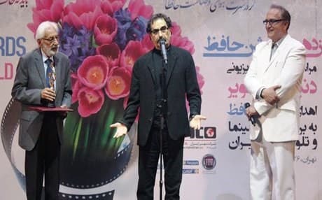 Nazeri accepting the award in Tehran. 