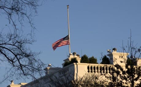 An American flag flies at half-staff over the White House in Washington. Photo : AP
