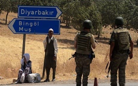 Turkish soldiers wait at a checkpoint in Diyarbakir in southeastern Turkey on July 26, 2015. Photo: AFP