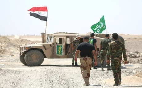 Members of the Popular Mobilisation units gather around a vehicle during a military operation against Islamic State (ISIS) group jihadists north of Fallujah. Photo : AFP