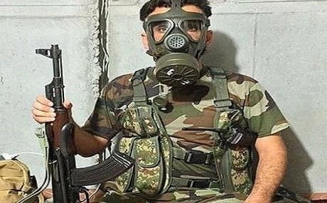 A Peshmerga soldier wears a gas mask in a trench near Makhmour.  Photo: Rudaw