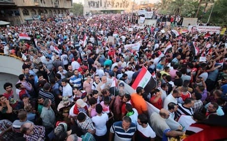  Demonstrators wave Iraqi flags and chant in support of reforms announced by Iraqi premier Haider al-Abadi. Photo: Rudaw. 