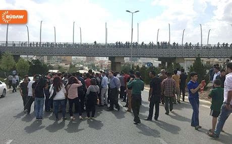 Protesters in Sulaimani gather outside meeting of political parties . Photo: Rudaw.