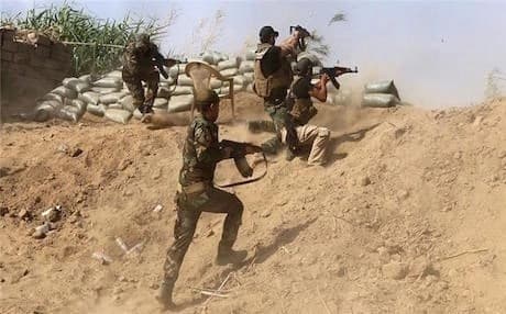 Iraqi soldiers and Shiite militia in the outskirts of Ramadi. Photo: AFP.