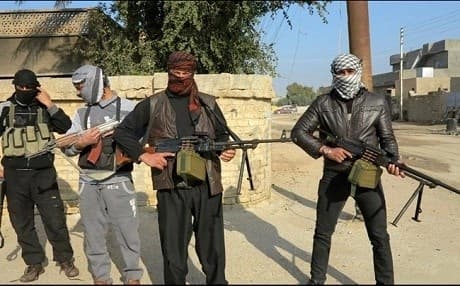 Gunmen fighters take position with their weapons during clashes with Iraqi security forces in Ramadi, 100 km (62 miles) west of Baghdad, January 21, 2014. Photo: REUTERS. 