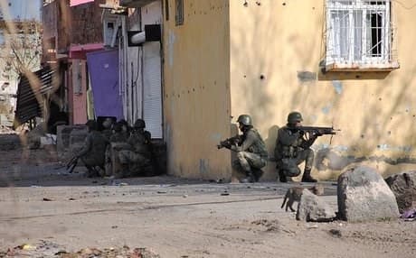 Turkish commandos positioned in Kurdish neighborhoods. Photo: Anadolu Agency.