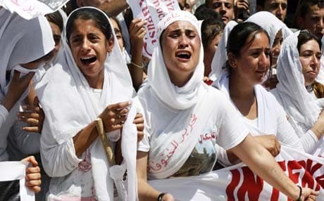 Yazidi Kurdish women chant slogans during a protest against the ISIS invasion on Sinjar city one year ago, in Dohuk, northern Iraq, Monday, Aug. 3, 2015. (File photo: AP)