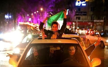 People in the Iranian capital Tehran celebrating their country's nuclear deal in Vienna. July 2015. Photo: AFP