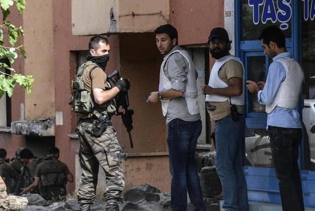 Turkish forces inspectan area in Diyarbakir following clashes with Kurdish militants, June 2015 . Photo: AFP. 