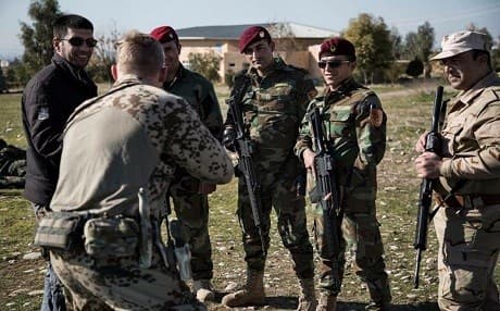 A German army adviser trains agroup of Peshmerga forces carrying G36 rifles. KRG photo