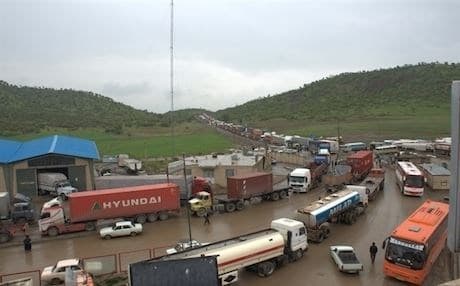  Vehicles lined up at a border crossing with Iran. Photo: Rudaw 