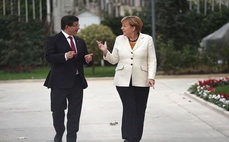 German Chancellor Angela Merkel (R) with Turkish PM Ahmet Davutoglu during her visit to Turkey, Oct. 2015. AFP photo