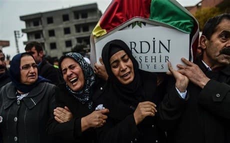 People carry the coffin of a relative killed in clashes in Mardin. Dec, 30 2015. AFP photo 