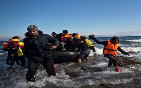 Syrian refugees arrive from the Turkish coast to the northeastern Greek island of Lesbos, Oct 2015. Photo: 	AP