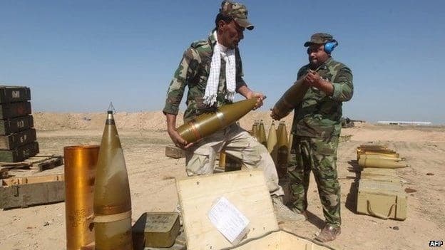 Shiite fighters loading artillery on battlefields agaisnt ISIS in mid-2015. Photo: AFP