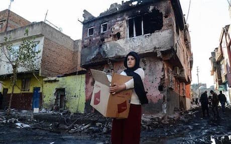 People in the destroyed district of Sure in Diyarbakir. December 2015. Photo: AFP