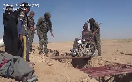 YPG forces help Iraqi refugees arriving in Rojava. Photo: Facebook