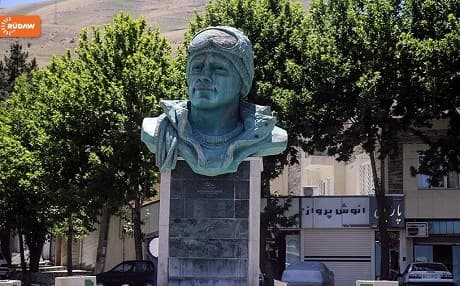 Peykerê Mihemed Ewraz, yekem û tekane kurdê derketî ser Everesta bilindtirîn çiyayê cîhanê.
