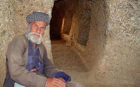  بە 19 ساڵ شاخێكی بە تەور كونكرد و ماڵێكی گەورەی لەنێو دروستكرد
