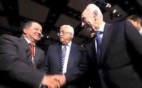 Kurdish leader Masoud Barzani (L) shakes hands with Shimon Peres at the World Economic Forum in Jordan in 2015. Photo: news agency