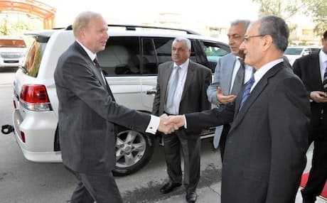 Kirkuk Governor Najmaldin Karim and Iraqi Oil Minister Abdelkarim al-Luaybi meet BP chief executive Bob Dudley in Kirkuk, Nov. 6, 2013. Photo: AFP