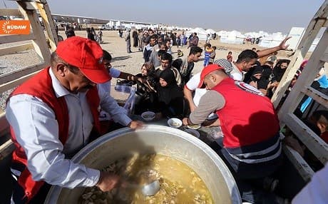 Mosul IDPs receiving a meal in Hassan Sham camp. Photo: Farzin Hassan/Rudaw