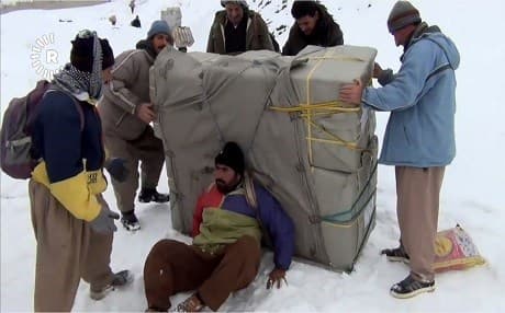Kolbars carry goods across the Kurdistan Region-Iran border. Photo: Rudaw video