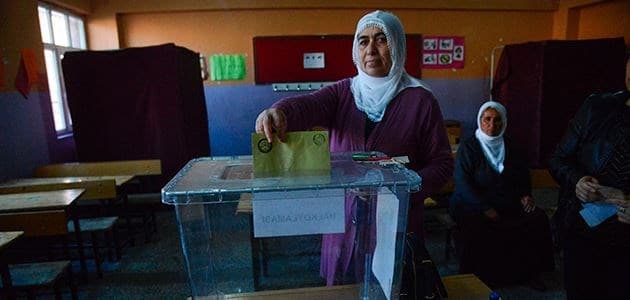 A Kurdish woman votes in Turkey's tightly-contested referendum on expanding the powers of President Recep Tayyip Erdogan in the center of the mainly-Kurdish city of Diyarbakir. Photo: AFP
