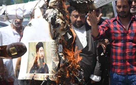 Indian Shiite Muslim demonstrators burn an effigy of the ISIS leader Abu Bakr al-Baghdadi during a protest in New Delhi on June 9, 2017. It is in protest against the ISIS-claimed  twin attacks in Tehran that killed 17 people, and injured more than 40 people. Photo: AFP / Prakash Singh