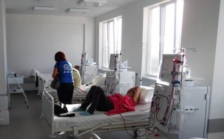 Displaced persons on dialysis are visited by IOM partner NGO in Dnipropetrovsk (Eastern Ukraine). Photo: IOM