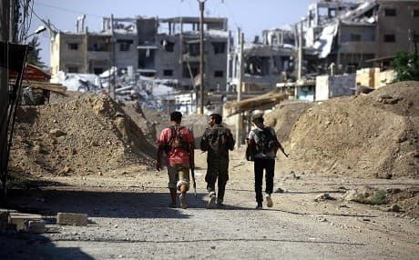 Members of the US-backed Syrian Democratic Forces are seen in the neighborhood of Nazlet Shehadeh, from the western side of the Syrian city of Raqqa, on August 12, 2017. Photo AFP / Delil Souleiman 