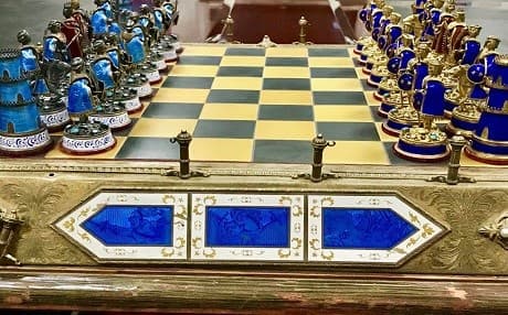 The US embassy in Baghdad returns a chess set taken from the former Iraqi dictator to the current Minister of Culture. Photo: US Embassy