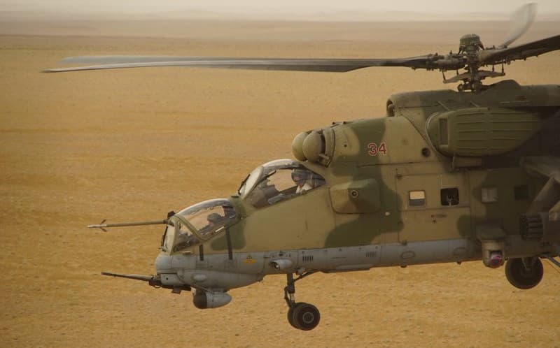 A Russian military helicopter flies over the Deir ez-Zor desert on September 15. Photo: AP