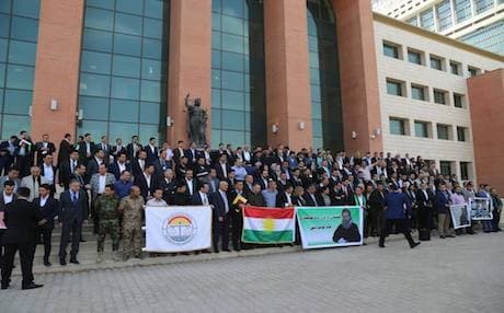 A number of lawyers staged a gathering in front of the Erbil court on Sunday condemning an arrest warrant issued against Kurdistan Region Vice President Kosrat Rasul Ali by Iraq's judicial authorities on charges of describing the Iraqi army as "invaders." Photo: Rudaw