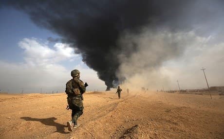 Iraqi forces and members of the Hashd al-Shaabi advance towards the city of al-Qaim, in Iraq's western Anbar province near the Syrian border as they fight against remnant pockets of ISIS group on November 3, 2017. Photo: AFP / Ahmad al-Rubaye 