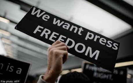 A demonstrator holds a sign in favor of press freedom. File photo: AFP