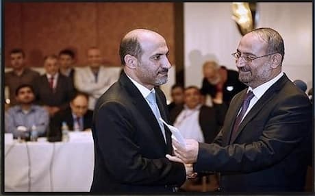 Interim opposition prime minister, Ahmed Touma (R) shakes hands with Ahmad Jarba, head of the Syrian National Coalition (SNC) at a press conference in Istanbul. Photo: AFP