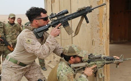 An Italian soldier and a US Marine deployed in Iraq, demonstrate how to clear a corner using the buddy method during the Desert Battalion training at Al Taqaddum, Iraq, on  February 12, 2018. Photo: Spc. Shannon Westpfahl | US Army