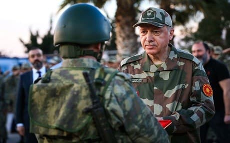 Turkish President Recep Tayyip Erdogan exchanging with a Turkish Army Serviceman during a visit to border units in Turkey's Hatay province, April 1, 2018. Photo: Turkish Presidential Press Service / AFP