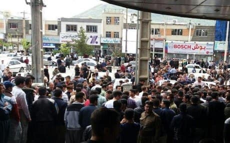 People are protesting against the decision by the Iranian authorities to close down the work of cross-border porters between the Kurdistan Region and Iran. Photo: Kurdistan Human Rights Network. 