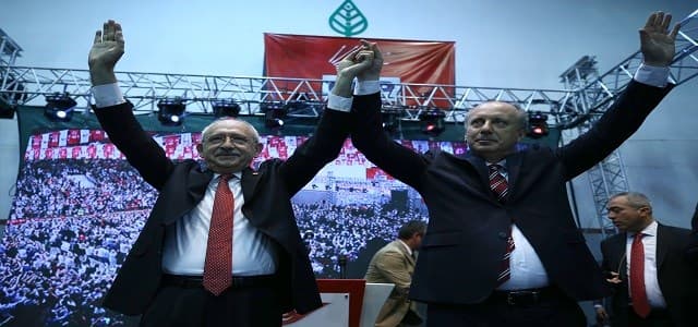 Muharrem Ince (right) and CHP Chairman Kemal Kilicdaroglu greet the crowd after the announcement of Ince's presidential candidateship in Ankara, Turkey on May 4, 2018. Photo: AA