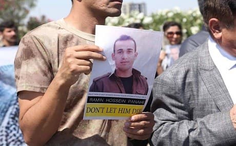 Supporters of jailed Iranian Kurd Ramin Hossein Panahi demand help securing his release outside UN compound in Erbil, June 19, 2018. Photo: Mohammed Shwani / Rudaw
