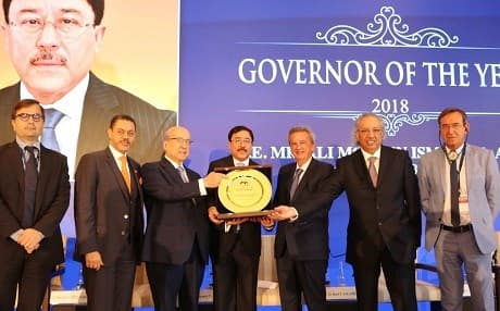 Iraq Central Bank Governor Ali Mohsen Ismail al-Alaq (centre) receiving the governor of the year award. Photo: Union of Arab Banks