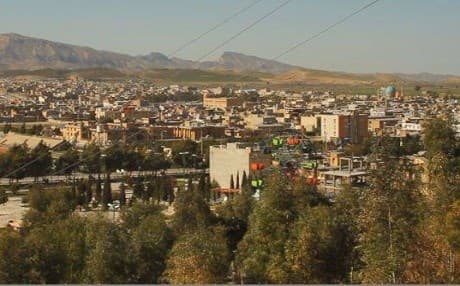 Hiûmeta Îranê di demekê de ku rêgiriyê li pêşxistina zimanê Kurdî û zimanên din digre, niha hewl dide, ku Kurdên Lek ji kurdan veqetîne û wan weke etnîk bi nav dike û radyoyekê ji wan re vedike. 