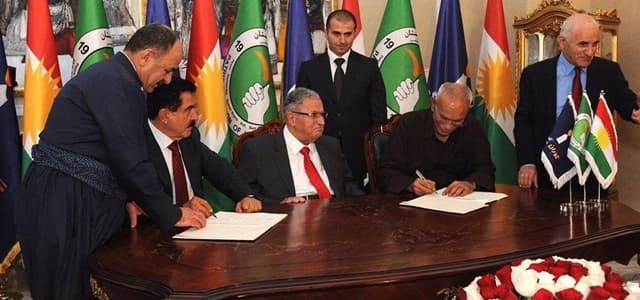 وێنەیەکی ئەرشیڤیی واژۆکردنی رێککەوتننامە 25 خاڵییەکەی نێوان یەکێتی و گۆڕان لە دەبەشان 
