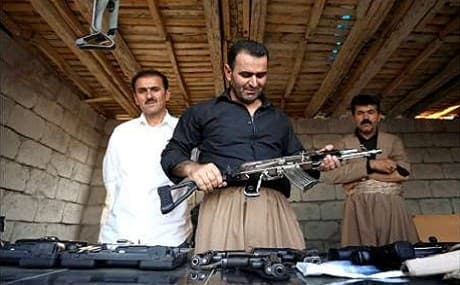 A man inspects a machine gun at a market in Erbil, August 17, 2014. Photo: AFP 