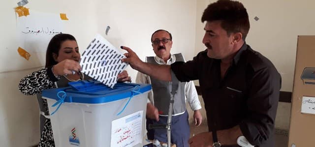 A man in the Kurdistan Region casts his vote in the parliamentary election early voting on September 28, 2018. Photo: Rudaw